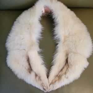 Elegant Cream Fur Collar